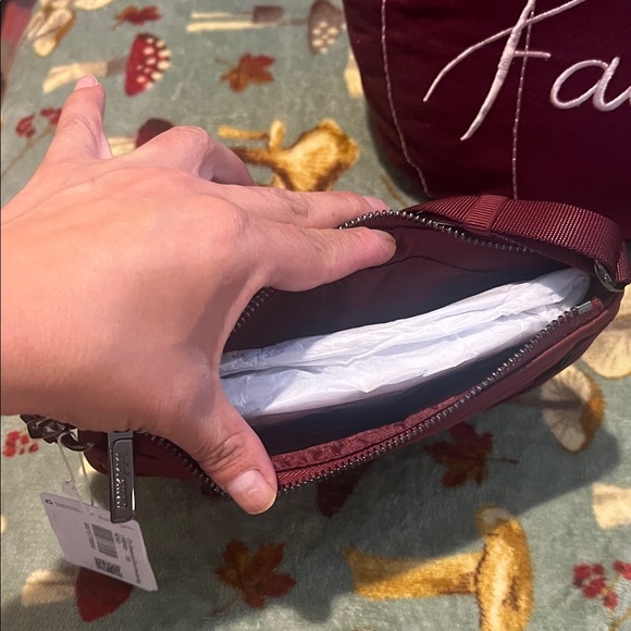 Lululemon Athletica mini shoulder bag essential 1L rockwood color - Picture 5 of 6